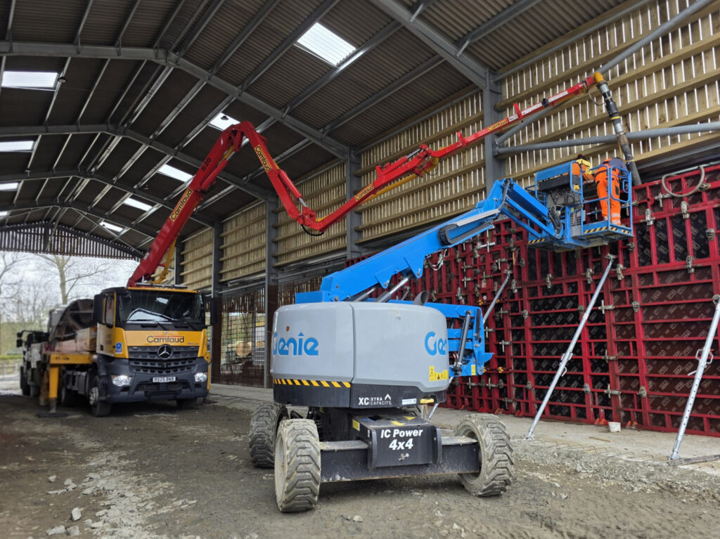 Camfaud Schwing M20 pouring shuttered walls